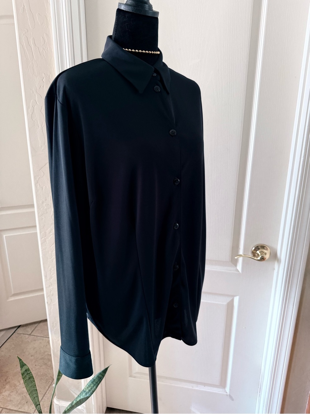 INVESTMENTS Black Collar Blouse with Tag Detail